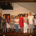 Los autores de la exposición, junto a los organizadores, posan frente a alguna de las obras.