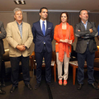 La consejera, con los responsables sindicales y el director de El Mundo de Castilla y León.