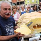 Miguel Yuma, en el reparto de una de sus gigantes calabazas en una iniciativa solidaria anterior.