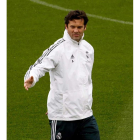 Solari dirige la sesión del Madrid en Valdebebas. EMILIO NARANJO