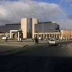 Imagen del aparcamiento en superficie situado delante del edificio de usos múltiples de la Junta