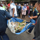 Oficiales indonesios cargando resto del avión militar.