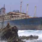 ‘AMERICAN STAR’. Este enorme barco, que protagoniza uno de los relatos del libro, encalló en 1994 en Fuerteventura y el oleaje lo fue desmantelando poco a poco.