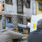 Momento en el que el cadáver es retirado de la vivienda; sobre la fotografía, otra de la víctima.