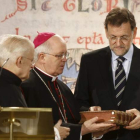 El presidente del Gobierno entrega el Códice Calixtino al arzobispo de Santiago de Compostela.