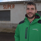 Ignacio Verdejo junto a la tienda cerrada hace años en Zuares. MEDINA