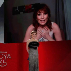 Nathalie Poza, en la pantalla, en el momento de recibir el Goya a la mejor actriz secundaria por ‘La boda de Rosa’. MIGUEL A. CÓRDOBA
