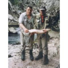López Tristán, a la derecha, con un salmón capturado en un río asturiano