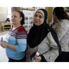 Varias mujeres esperan su turno para votar, en un centro electoral de Shubra, en El Cairo, este lunes.