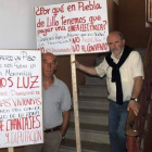 Dos de los vecinos afectados, que iniciaron ayer un encierro rotatorio en el Ayuntamiento.