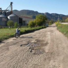 Los baches son evidentes en todo el vial.
