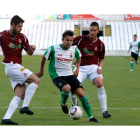 Los culturalistas Dani Hedrera y José Carlos tratan de impedir la penetración del santanderino Javi Martínez en el área del portero leonés Diego Calzado en un lance del encuentro de vuelta en El Sardinero.