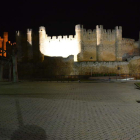 Imagen nocturna del castillo de Valencia de Don Juan. MEDINA