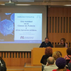 Pilar Diz, oncóloga médica del Caule e investigadora, fue presentada por el presidente de la Asociación Española contra el cáncer en León, Estanislao de Luis. J. NOTARIO