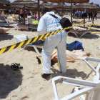 Un policía examina a dos víctimas del ataque terrorista en uno de los hoteles de Susa, en Túnez, el pasado 26 de junio.