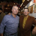 Varios personajes ilustres de León como Pedro Trapiello y Javier Fernández acompañaron ayer a Zotes en la inauguración.