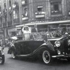Francisco Franco, en un paseo en coche descubierto por la capital leonesa.