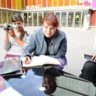 La creadora Olga Mesa junto a dos de sus alumnas del taller