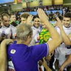 El técnico Rafa Guijosa, muy feliz al final por la victoria, felicita  en el centro de la cancha a su plantilla por el gran esfuerzo ante el Bucaresti. SECUNDINO PÉREZ