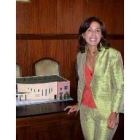 Ana Rosa Sopeña posa junto a una maqueta del auditorio de Benavides