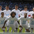 Los jugadores del Real Madrid, con las camisetas dando ánimos a Iker Casillas que lucieron al inicio del partido de este domingo en el Bernabéu.
