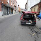 Uno de los turismos dañados, aparcado ayer en la calle Cuenca, en el barrio de Flores