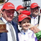 La amazona Michelle Payne y su entrenador, Darren Weir, tras ganar la Copa Melbourne de hípica con el caballo Prince of Penzance.