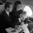 Los reyes con la infanta Elena en un avión.