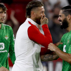 Sergio Ramos e Isco charlan tras el derbi sevillano. JULIO MUÑOZ