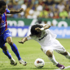 Valdo intenta parar a Marcelo durante el partido del domingo.