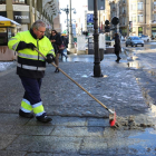 Un trabajador del servicio de limpieza adecenta las calles.