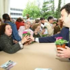 El alcalde de Ponferrada, Carlos López Riesco, repartió plantas durante la inauguración del parque