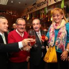 Emilio Gutiérrez, José Luis Prada, Manuel Orellana e Isabel Carrasco, ayer, brindando con un ‘Xamprada’.