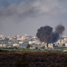 Una columna de humo tras un ataque en Gaza. MARTIN DIVISEK