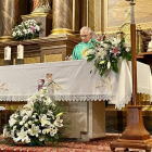 El párroco de la localidad, celebrando la eucaristía. DL