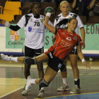 Juceli en una acción en el pivote durante un partido.