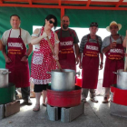 Vecinos de Puebla de Lillo preparando la chanfaina y las calderetas de cordero. CAMPOS