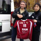 Ryuji Suzuki, a la derecha, con Pedro Flórez, gerente del Obras y Estructuras Ram.