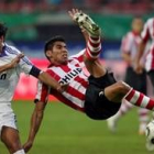 El mexicano Carlos Salcido (d) del PSV lucha por el balón con Raúl