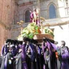 Los braceros alzan el paso sobre sus cabezas para recibir a la Virgen