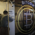 Dos clientes en un Bitcoin ATM de Hong Kon