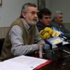 El secretario comarcal de FSP-UGT, Jesús Carballo, en primer término, ayer en la sede del sindicato