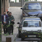 El detenido, esposado, pasó a primera hora de la tarde a disposición judicial en el Palacio de Justicia de Ponferrada