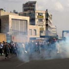 Iraníes se enfrentan a la policía durante una protesta por las calles de Teherán.