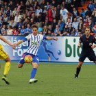 Gurdiel intenta controlar un balón en un lance del partido frente al Oviedo.