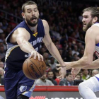 Marc Gasol, de los Grizzlies, es defendido por Spencer Hawes, de LA Clippers.