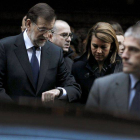Mariano Rajoy y María Dolores de Cospedal (detrás), durante su visita a la capilla ardiente de Fraga, este lunes, en Madrid.