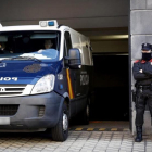 El furgón de la Policía con los cinco acusados de una supuesta violacion en San Fermín 2016 abandona el Palacio de Justicia de Navarra. VILLAR LOPEZ