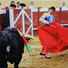 Vicente Barrera, en la plaza de toros de Valencia de Don Juan, en una imagen hecha por la Peña Taurina. DL