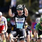 El ciclista británico Mark Cavendish (c) del equipo Etixx Quick Step se impone en la séptima etapa de la 102º edición del Tour de Francia, una carrera de 190.5km entre Livarot y Fougeres, en Francia, hoy, 10 de julio de 2015, por delante del alemán André